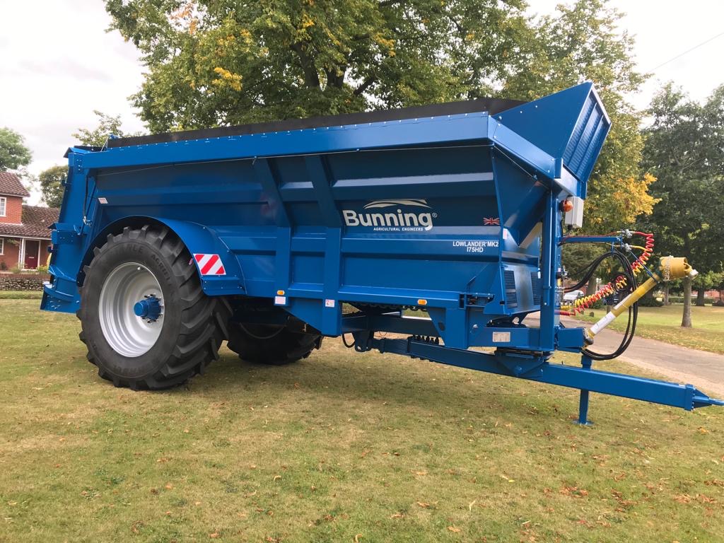 Lowlander 175 HD Mk2 with large diameter bottom blades, slurry door and indicator, ISOCAN weigh system, overload beacon, air brakes, mudguards and lights, extra road lights, rear flashing beacons, 18 tonne sprung drawbar and 710/70 R42 wheels