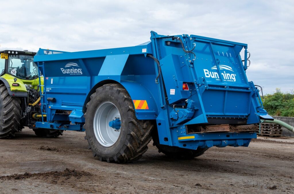 Lowlander 150 HD HBD Mk2 with slurry door, slurry door indicator, built in flared extensions, hydraulic opening canopy, hydraulic boarder deflector, ISOCAN weigh system, sprung drawbar, dual air/hyd brakes, rear flashing beacons, toolbox, mudguard + lights + deflectors and 710/70 R42 wheels