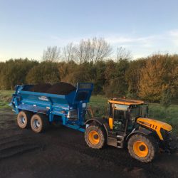 Lowlander 230 HBD Widebody (UK) with slurry door, slurry door indicator, hydraulic opening canopy, hydraulic boarder deflector, ISOCAN weigh system, sprung drawbar, 32 tonne sprung suspension + rear steering axle, air brakes, toolbox, stone guard extension, rear flashing beacons, mudguards + lights and 710/50 R 30.5 wheels