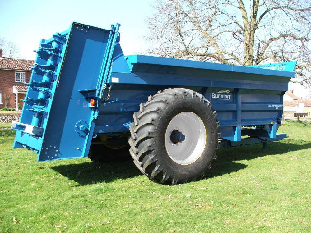 Lowlander 180 Widebody with slurry door, 305mm bolt on extensions sides, 18 tonne sprung drawbar and 710/70 R38 HL wheels