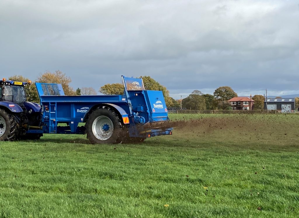Farmstar 80 HBD with slurry door, slurry door indicator, 240mm steel extensions, ISOCAN weigh cell system, rear flashing beacons, mudguards and lights and 520/85 R38 wheels