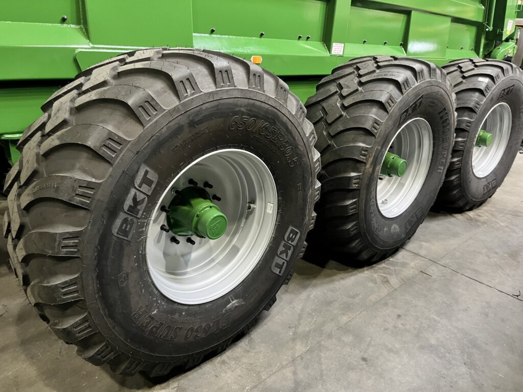 The Spreader Has Six Bkt 650.65 R.30.5 Tyres