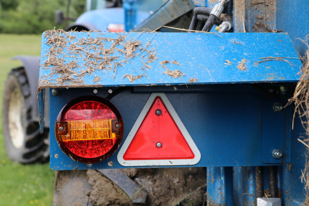 The light cover automatically lowers as the slurry door is opened.