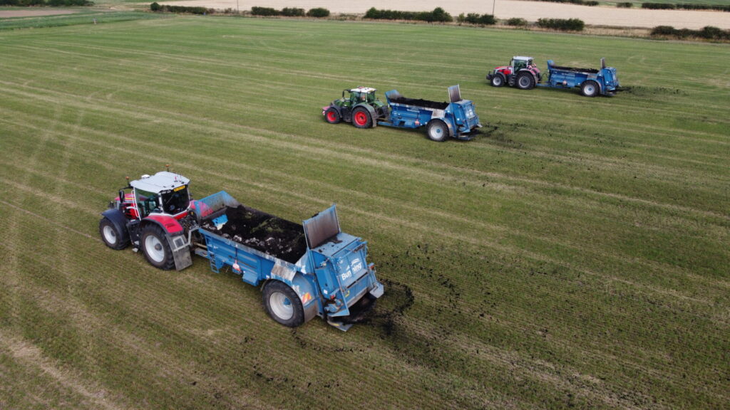 The spreaders can work in the same field to achieve daily work outputs of 1,500 tonnes