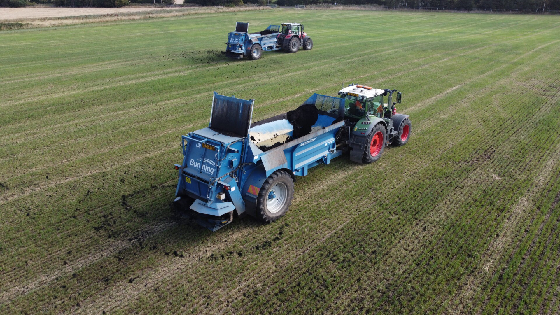 The spreaders can work in the same field to achieve daily work outputs of 1,500 tonnes